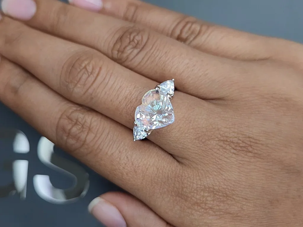 Moonstone in heart cut 5.19 carats, Madagascar Image №5