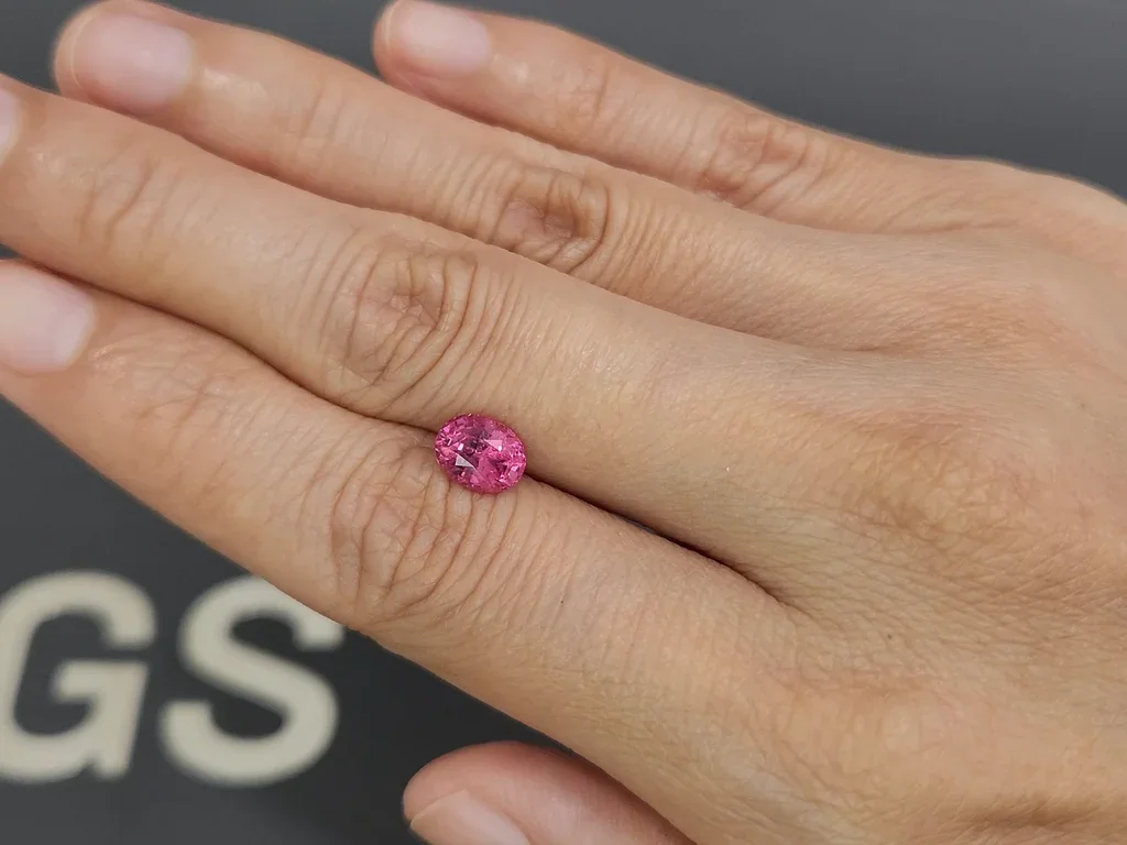 Spinelle Mahenge rose vif taille ovale 1,58 ct Tanzanie Image №2