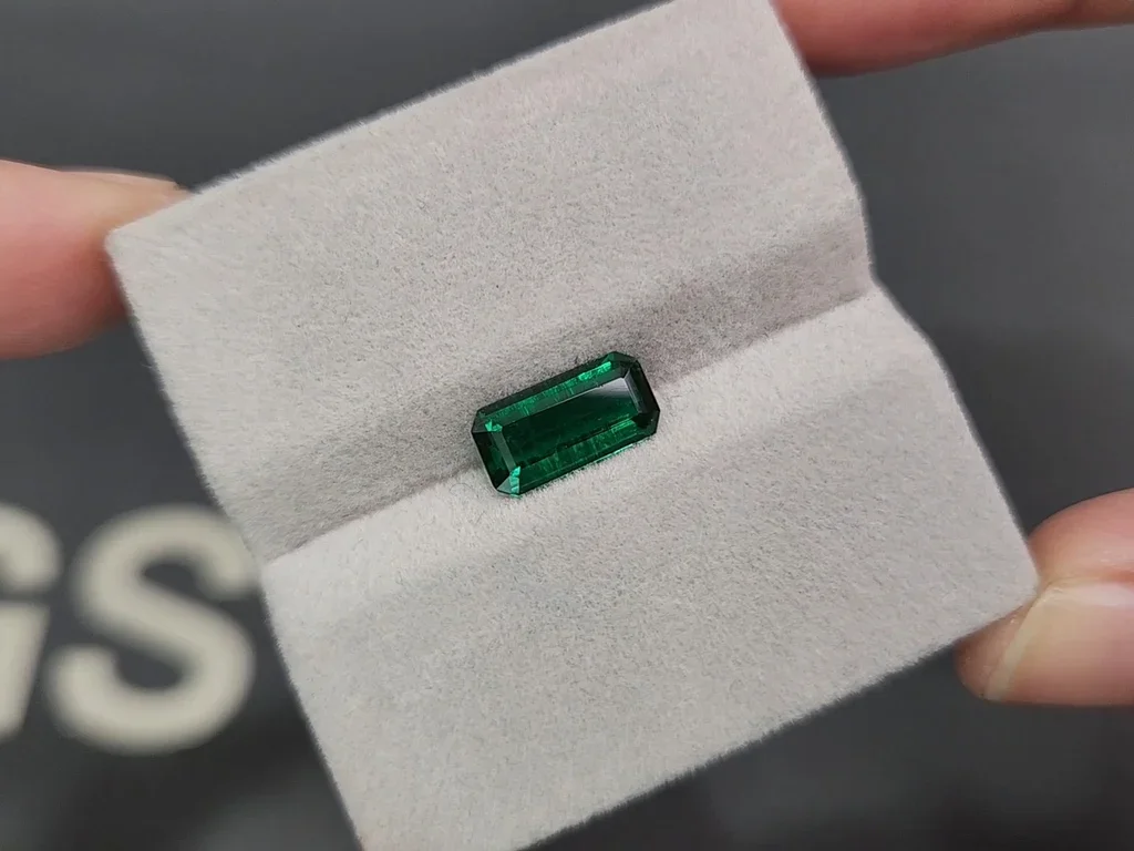 Émeraude taille octogonale vert vif 1,61 carat, Pakistan Image №4