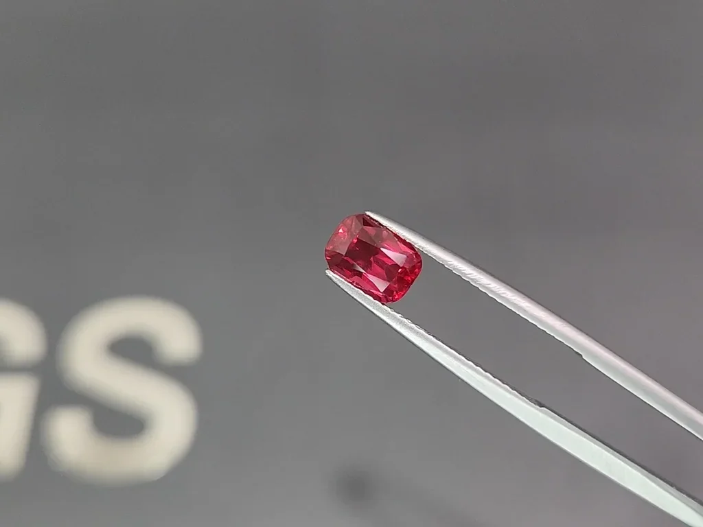 Unbeheizter rubin im kissenschliff 2,07 karats, Tansania Image №3