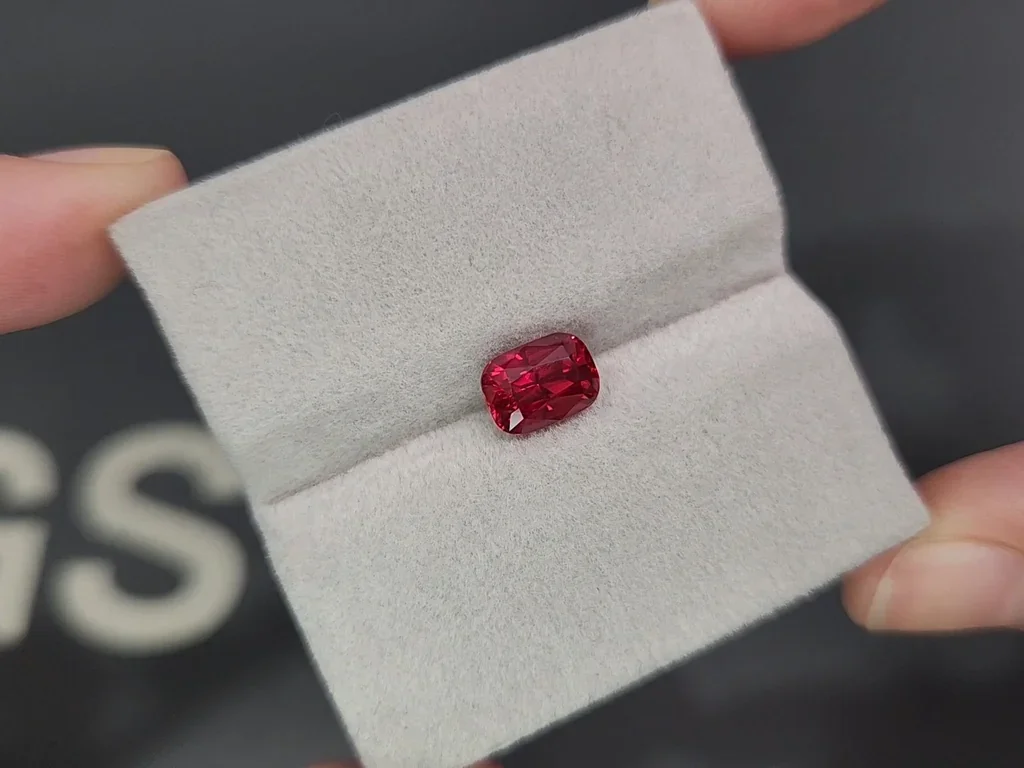 Unbeheizter rubin im kissenschliff 2,07 karats, Tansania Image №4