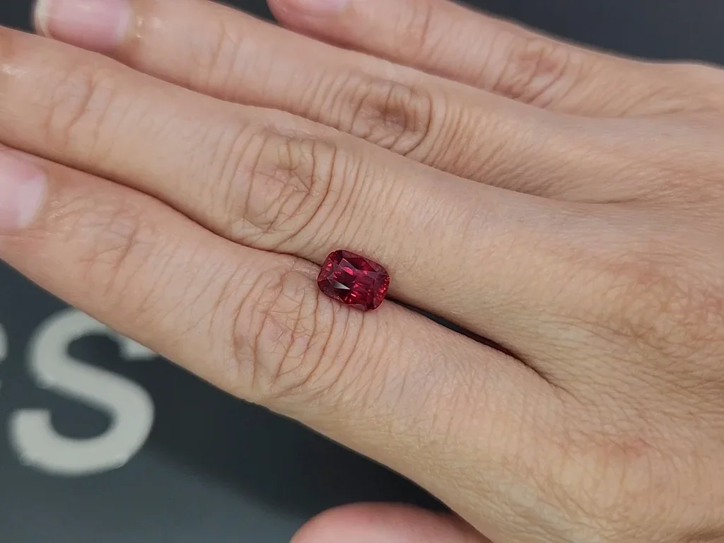 Unbeheizter rubin im kissenschliff 2,07 karats, Tansania Image №2