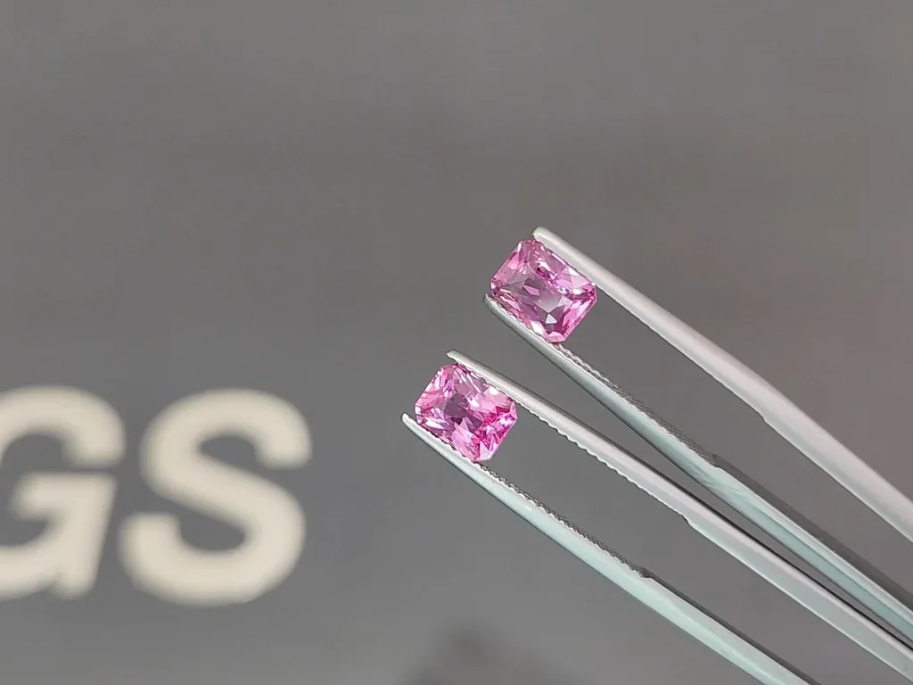 Par de zafiros Padparadscha de talla radiante sin calentar de 2,34 quilates, Madagascar Image №3