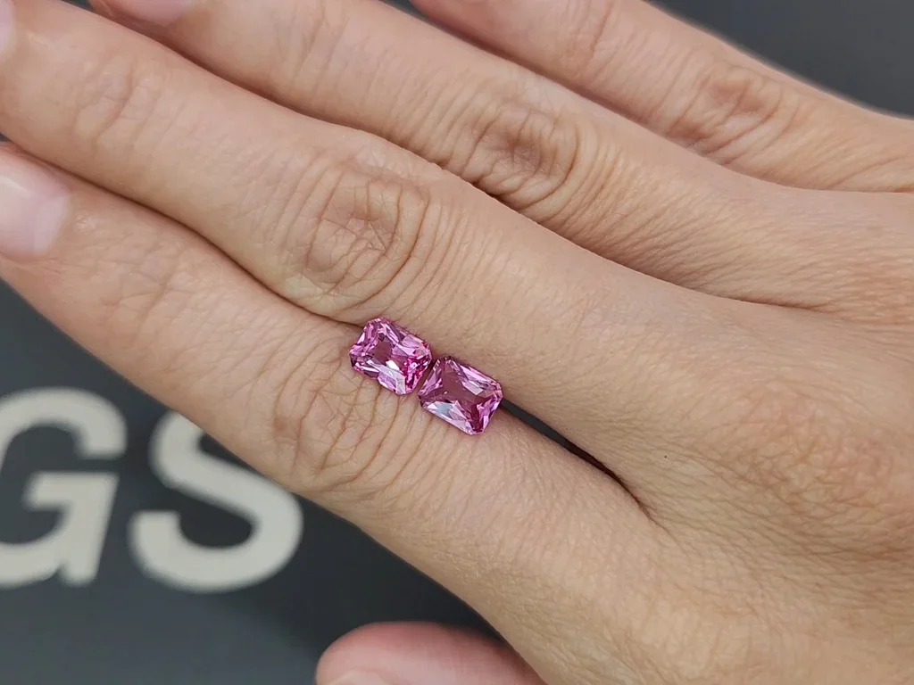 Par de zafiros Padparadscha de talla radiante sin calentar de 2,34 quilates, Madagascar Image №2