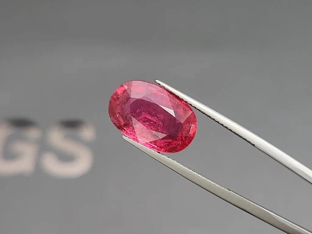 Turmalina rubelita talla ovalada 7,63 quilates, África Image №3