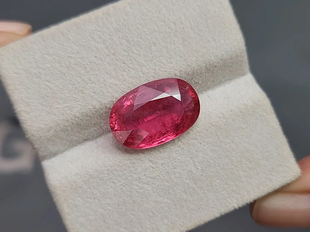 Turmalina rubelita talla ovalada 7,63 quilates, África Image №4