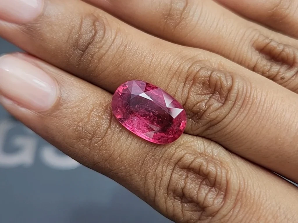 Turmalina rubelita talla ovalada 7,63 quilates, África Image №2