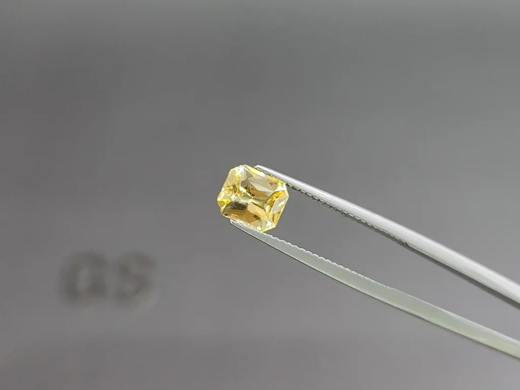 Sapphire Vivid Yellow radiant cut 1.63 carats, Sri Lanka Image №3