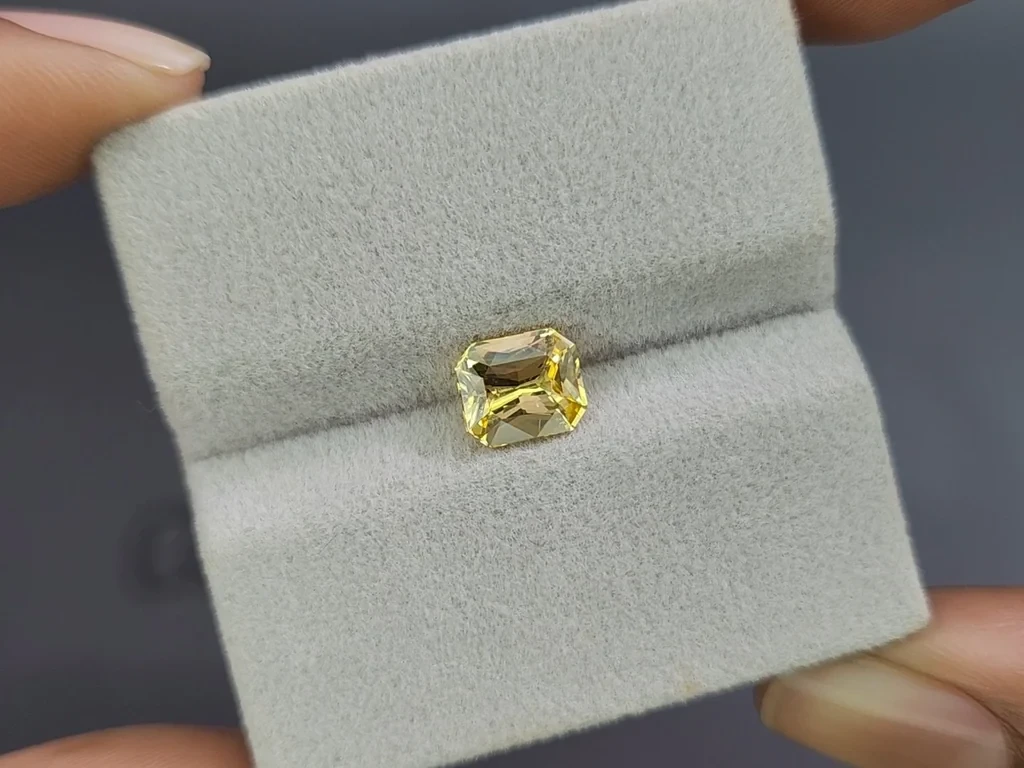 Sapphire Vivid Yellow radiant cut 1.63 carats, Sri Lanka Image №4