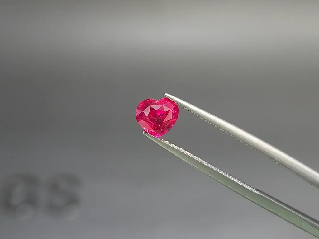 Rubis non chauffé, d'un rose-rouge vif taille en cœur 1,57 carat, Mozambique Image №3
