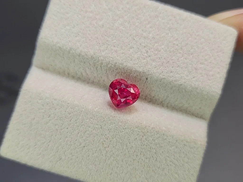 Rubis non chauffé, d'un rose-rouge vif taille en cœur 1,57 carat, Mozambique Image №4