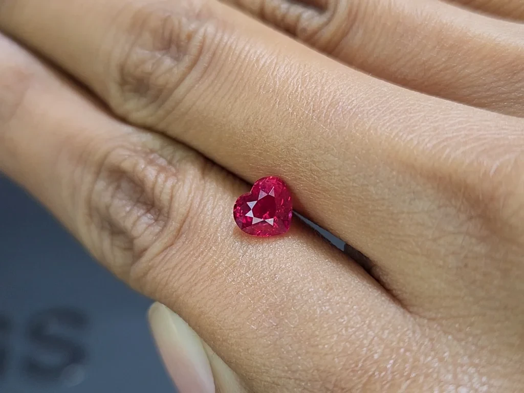 Rubis non chauffé, d'un rose-rouge vif taille en cœur 1,57 carat, Mozambique Image №2