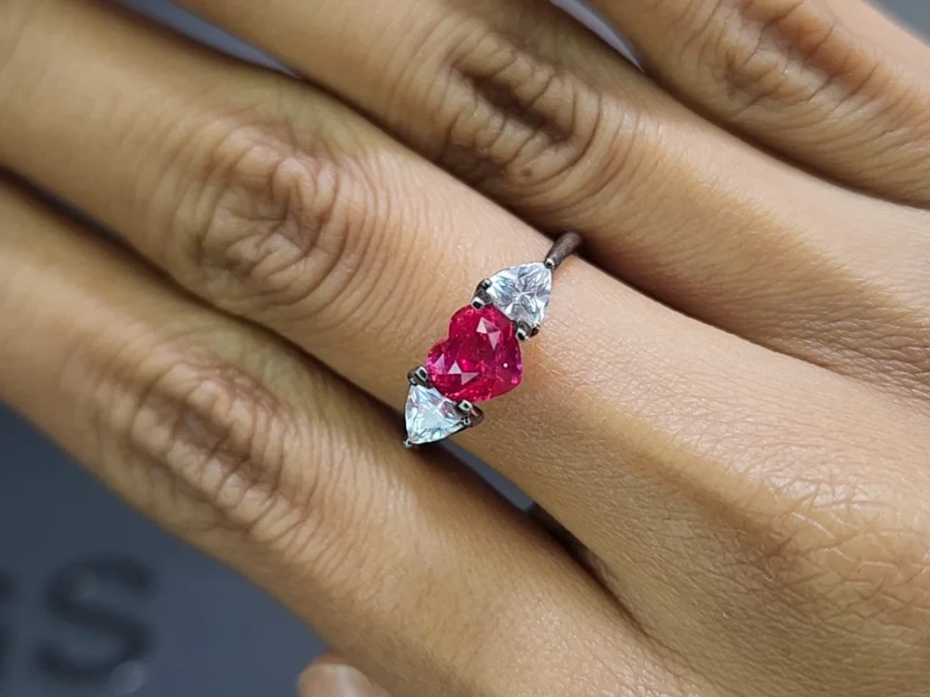 Rubis non chauffé, d'un rose-rouge vif taille en cœur 1,57 carat, Mozambique Image №5