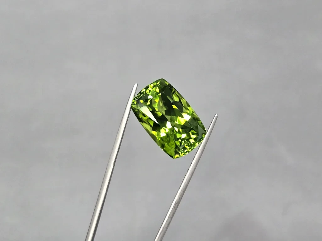 Large apple-green peridot in cushion cut  25.46 carats, Burma Image №3