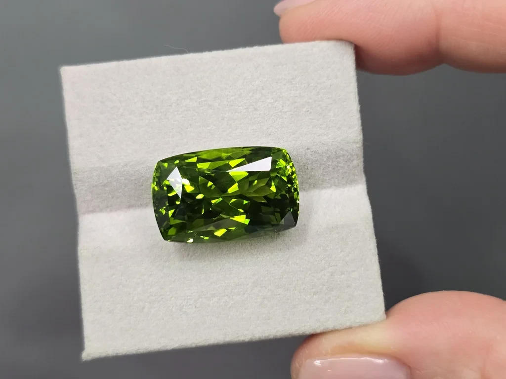 Large apple-green peridot in cushion cut  25.46 carats, Burma Image №4