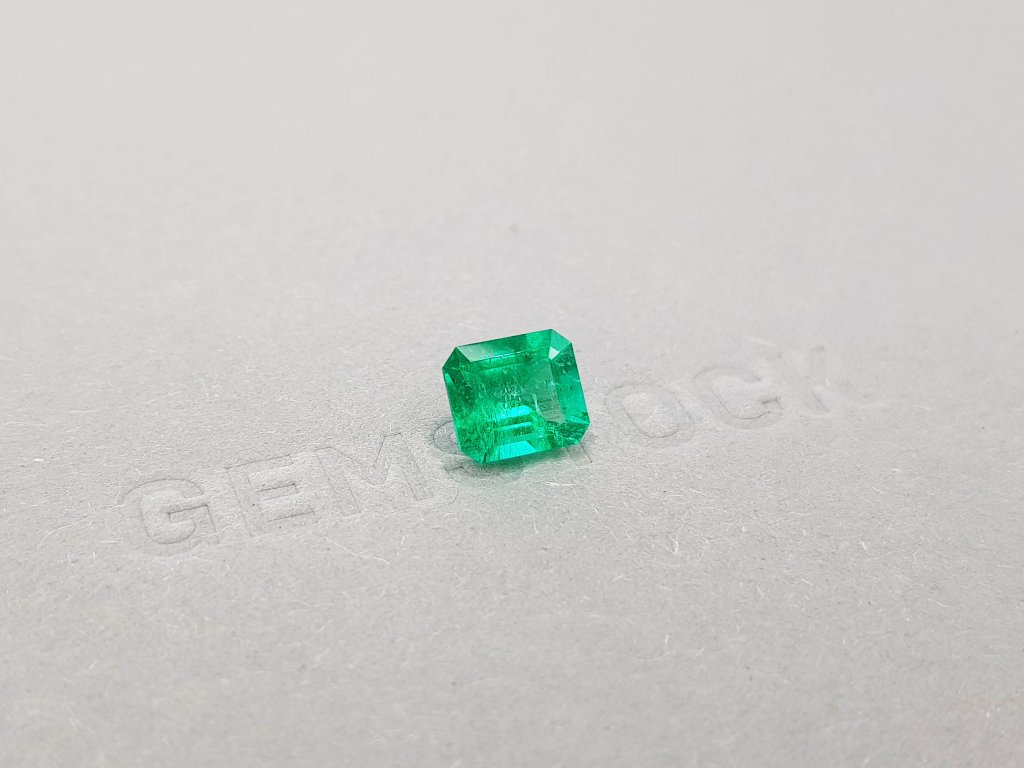Colombian emerald octagon shape 2.24 ct, Vivid Green Image №3