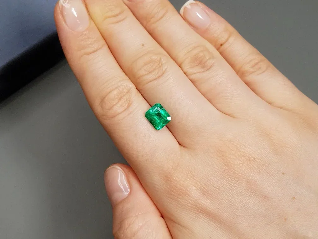Colombian emerald octagon shape 2.24 ct, Vivid Green Image №2