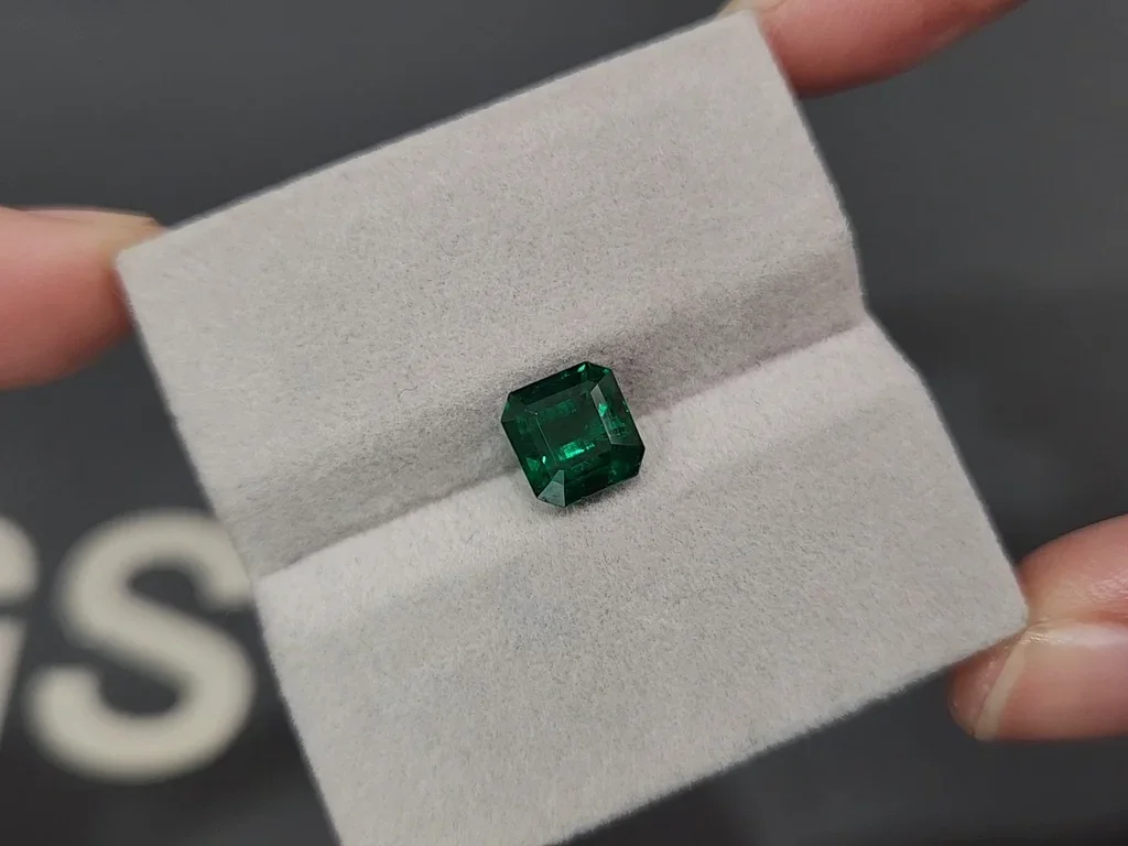 Émeraude taille octogonale vert vif de 2,18 carats, Pakistan Image №4