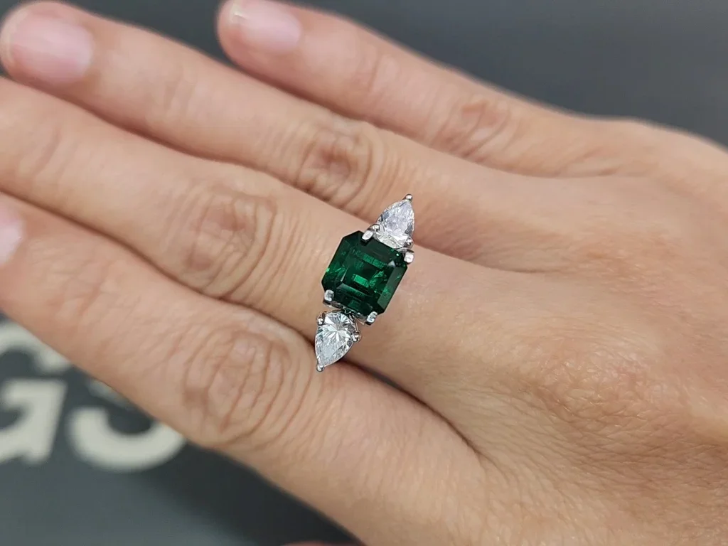 Émeraude taille octogonale vert vif de 2,18 carats, Pakistan Image №5