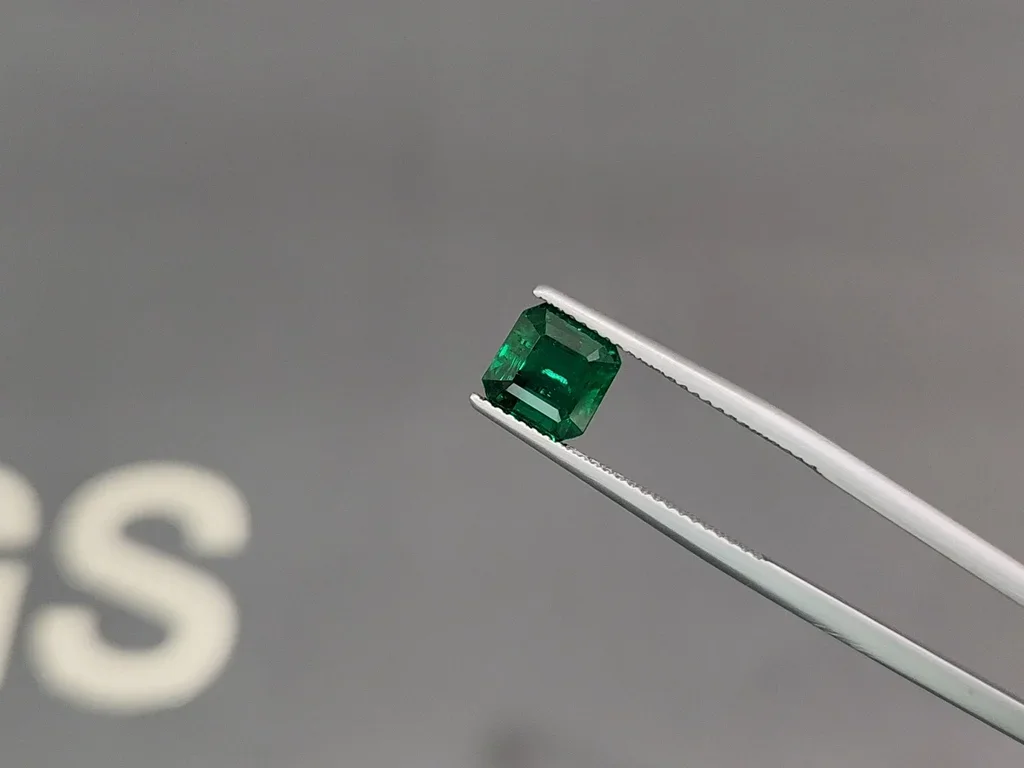 Émeraude taille octogonale vert vif de 2,18 carats, Pakistan Image №3