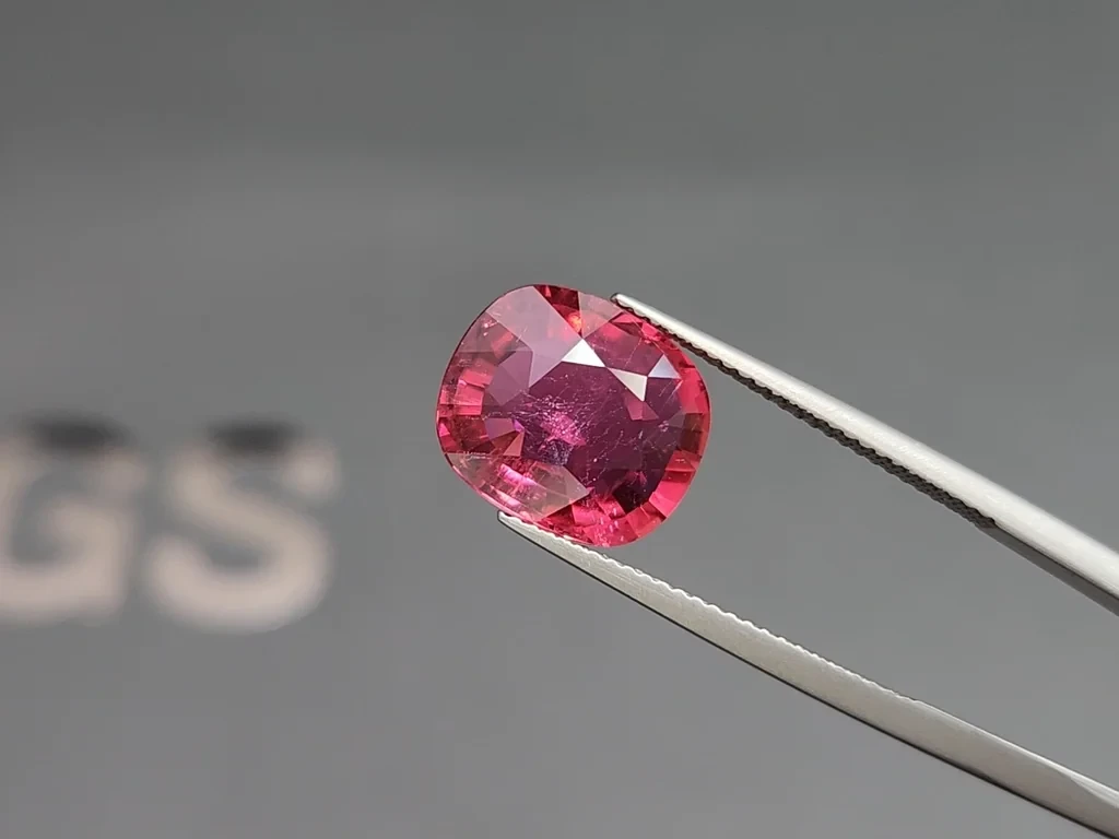 Rubellit turmalin im kissenschliff 5,88 karat, Afrika Image №3
