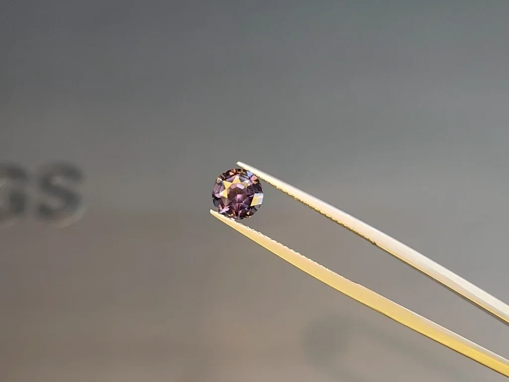 Saphir rond à changement de couleur de 1,62 carat, Sri Lanka Image №5