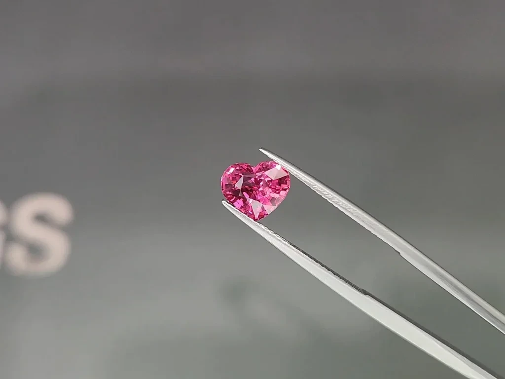Mahenge-spinell Leuchtendem Rosa, herzschliff 2,17 karat, Tansania Image №3