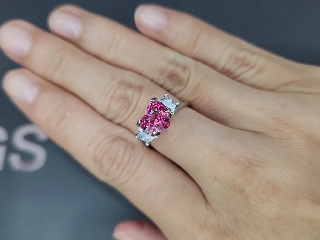 Mahenge-spinell Leuchtendem Rosa, herzschliff 2,17 karat, Tansania Image №5