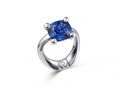 Bague en or blanc 18 carats sertie d'un saphir bleuet de 5,11 carats photo