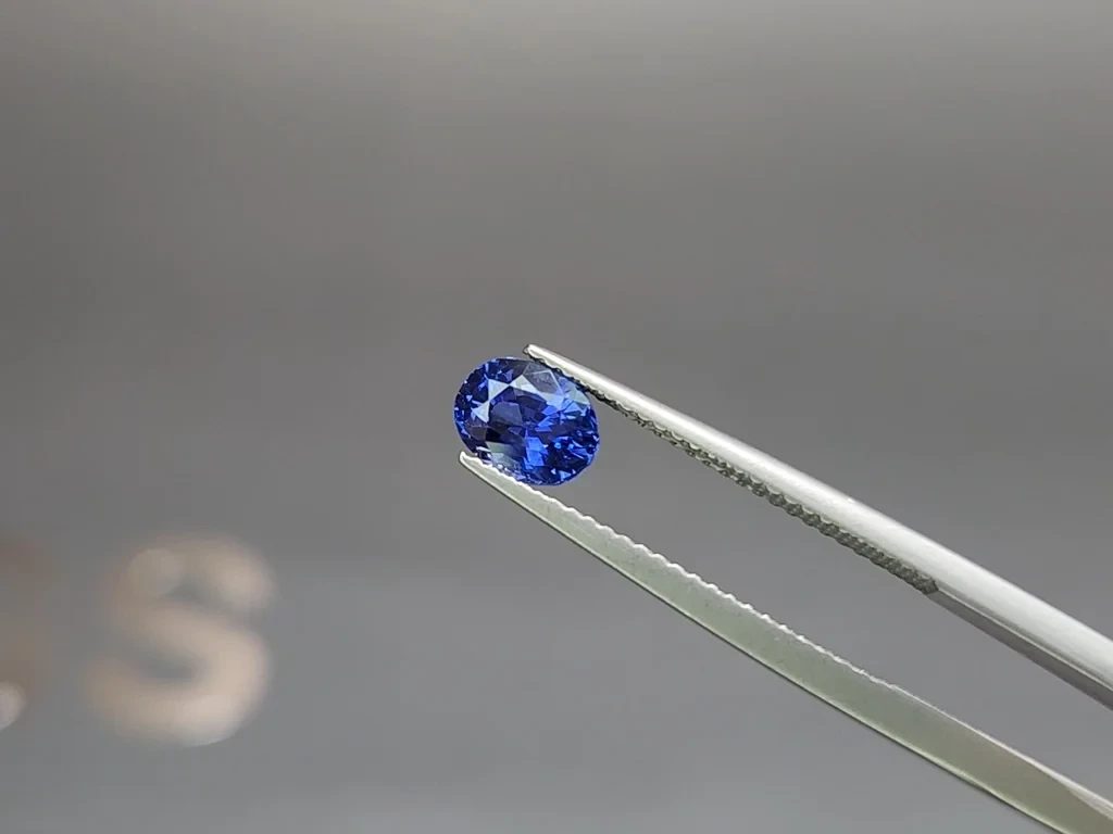 Sapphire Royal Blue oval cut 1.22 carats, Sri Lanka Image №3