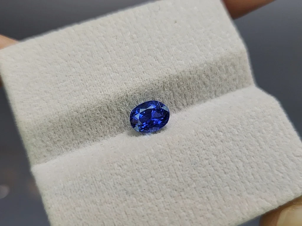 Sapphire Royal Blue oval cut 1.22 carats, Sri Lanka Image №4