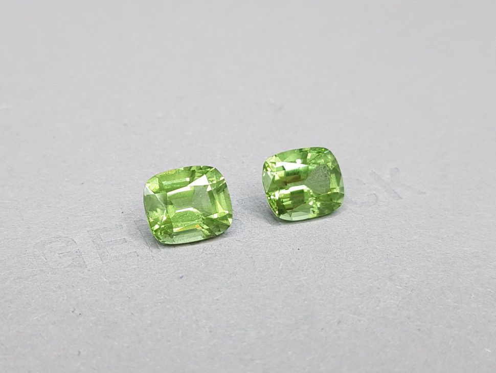 Pair of peridots from Burma in a cushion cut 8.35 ct Image №2