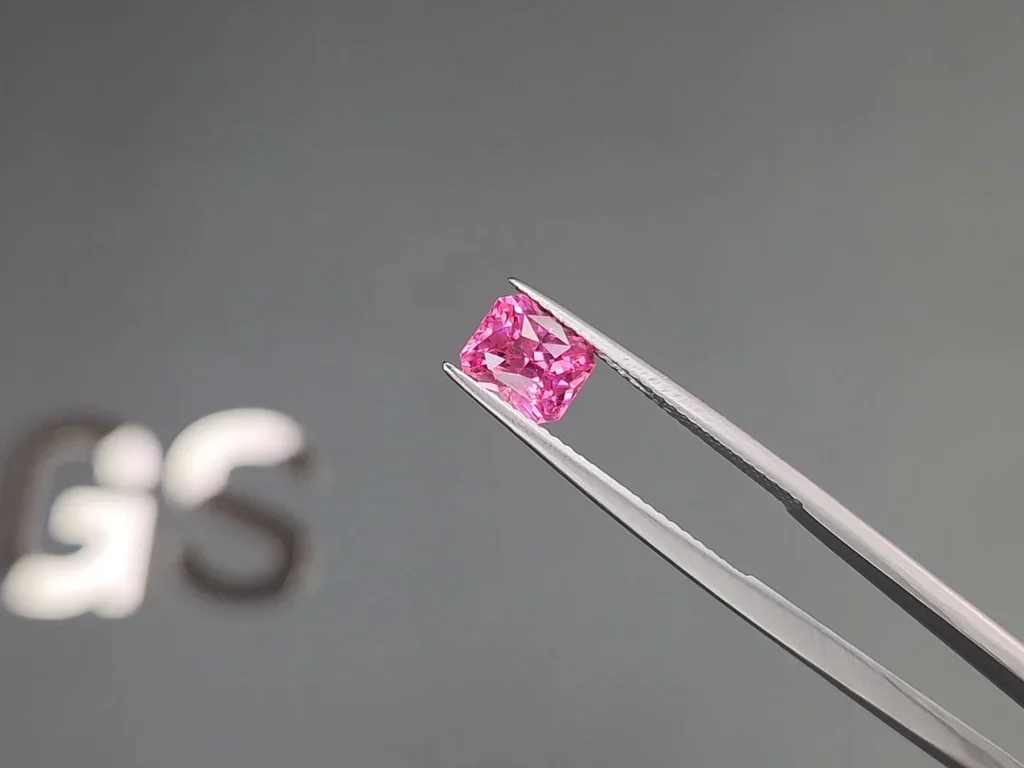 Espinela de corte radiante Vivid Pink de 1,25 quilates, Tanzania Image №3