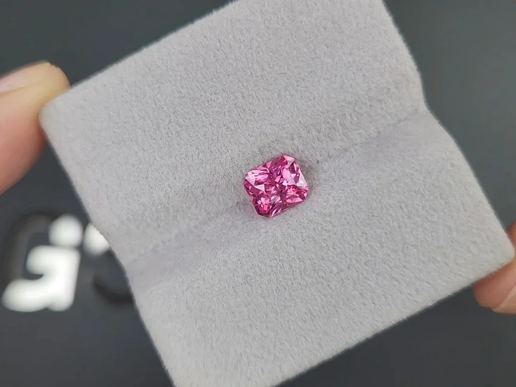 Espinela de corte radiante Vivid Pink de 1,25 quilates, Tanzania Image №4