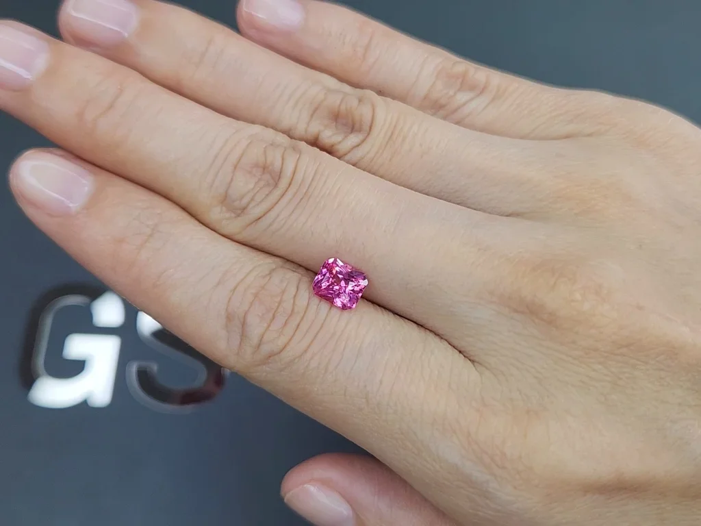 Espinela de corte radiante Vivid Pink de 1,25 quilates, Tanzania Image №2