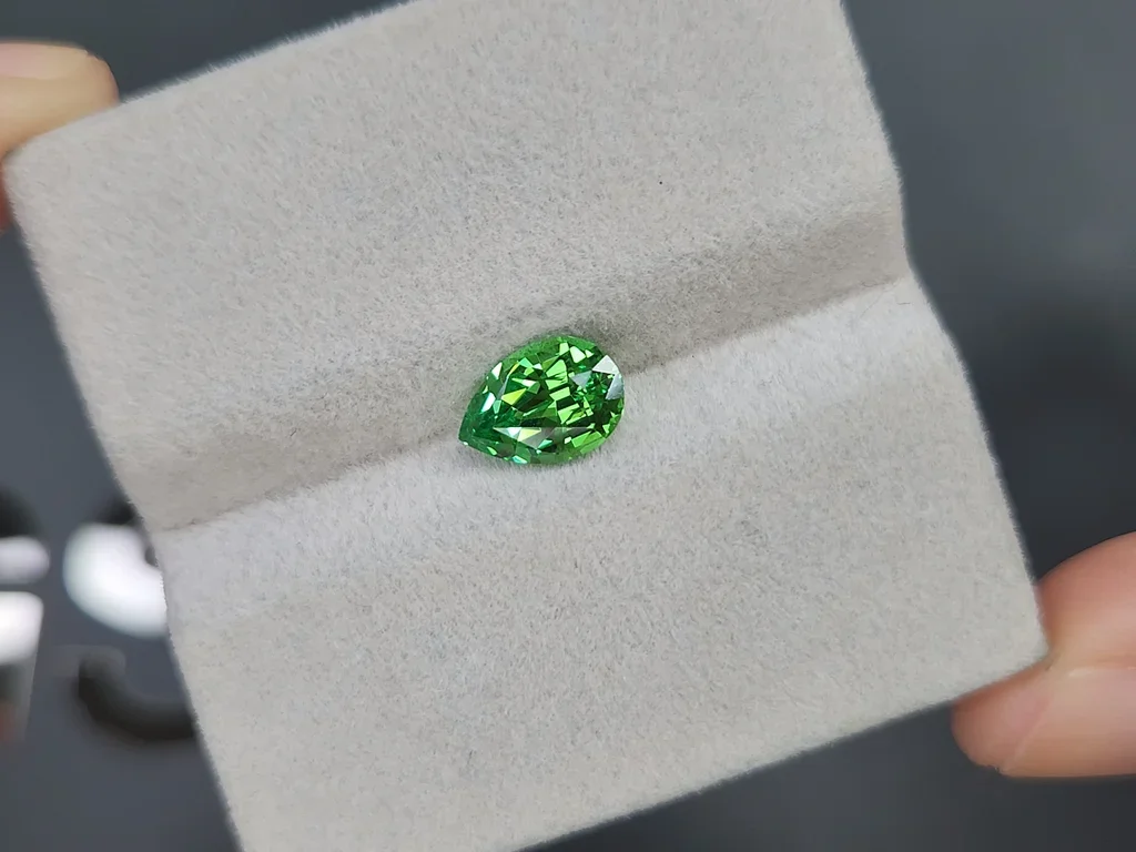 Granate tsavorita verde intenso talla pera 1,51 quilates, Tanzania  Image №4