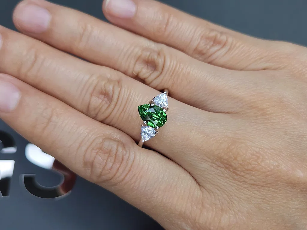 Granate tsavorita verde intenso talla pera 1,51 quilates, Tanzania  Image №5