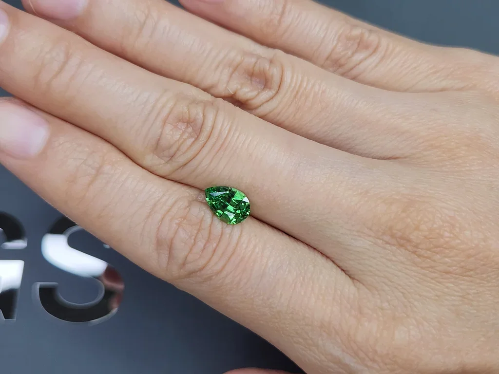 Granate tsavorita verde intenso talla pera 1,51 quilates, Tanzania  Image №2