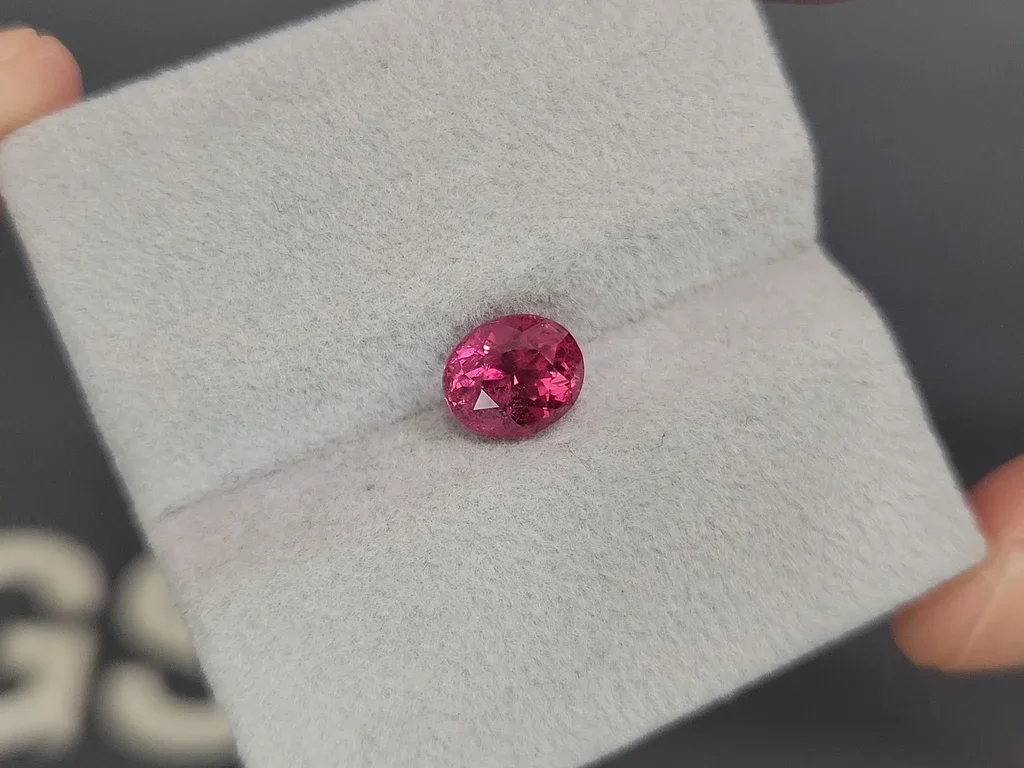 Spinelle rose vif Mahenge taille ovale 1,98 ct Tanzanie Image №4