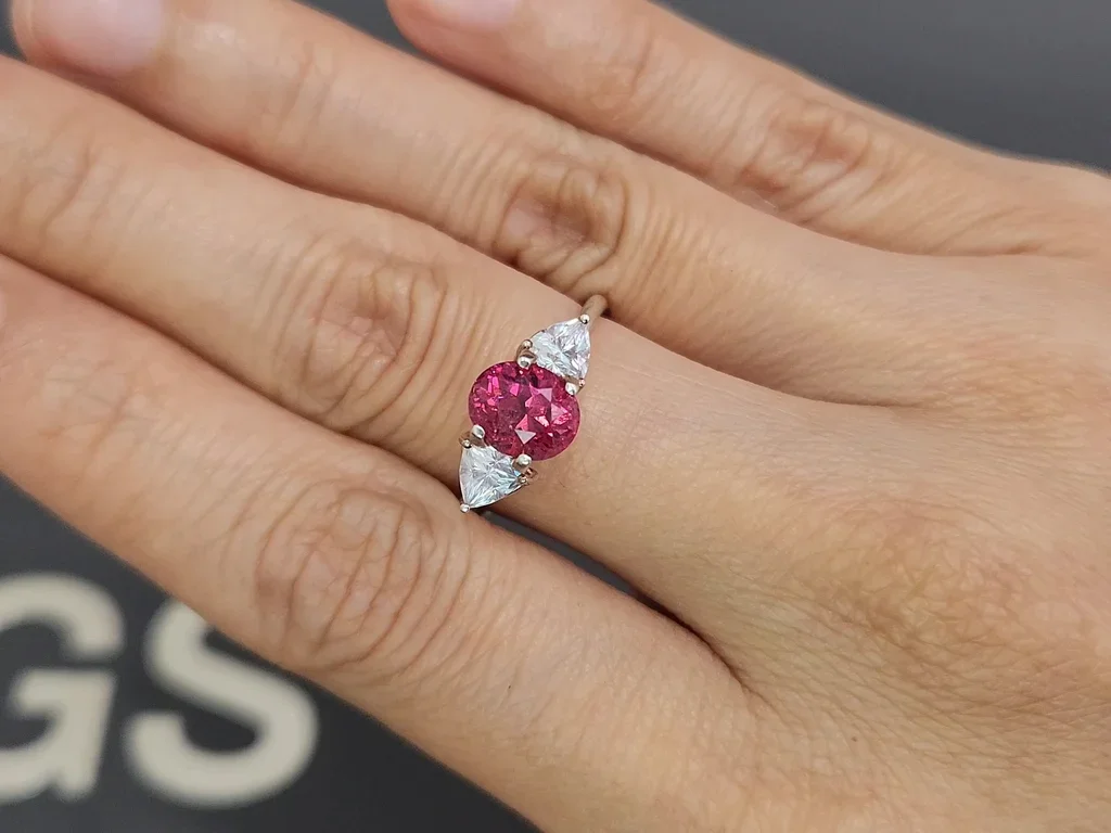 Spinelle rose vif Mahenge taille ovale 1,98 ct Tanzanie Image №5