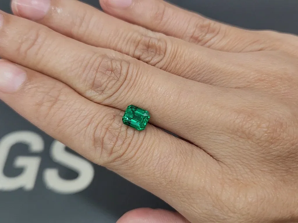 Émeraude taille octogonale vert vif 1,64 carat, Pakistan Image №2