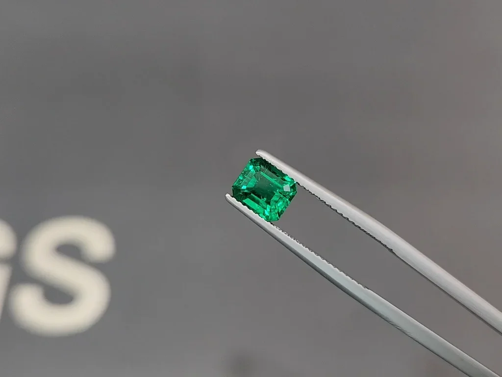 Émeraude taille octogonale vert vif 1,64 carat, Pakistan Image №3