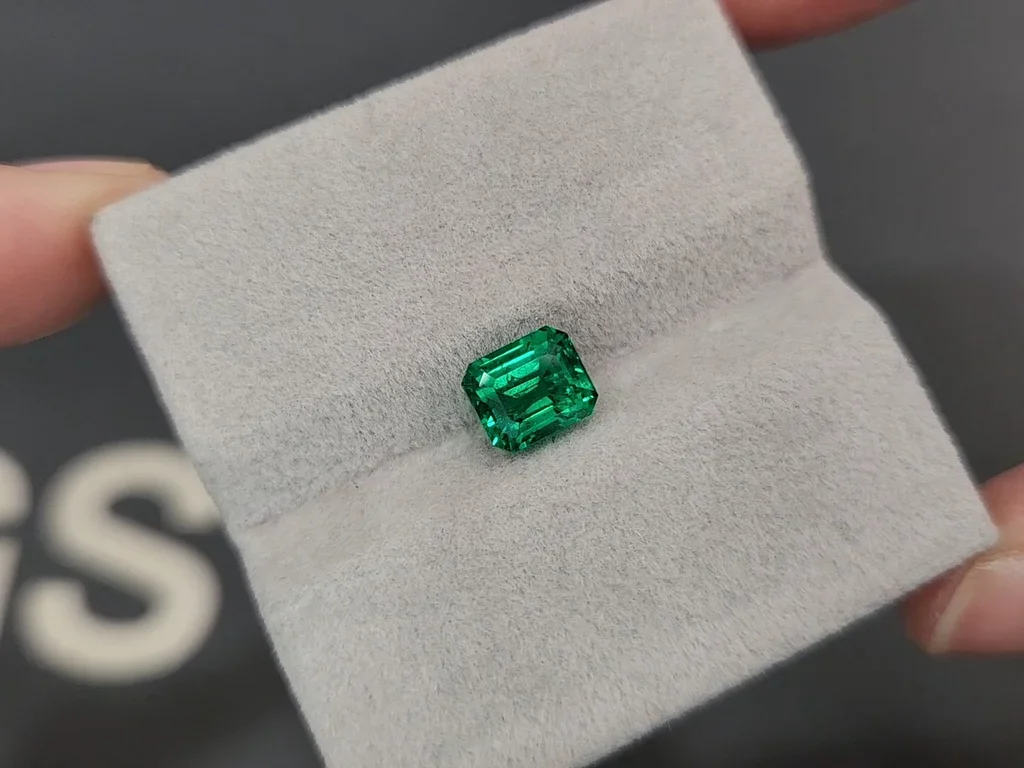 Émeraude taille octogonale vert vif 1,64 carat, Pakistan Image №4