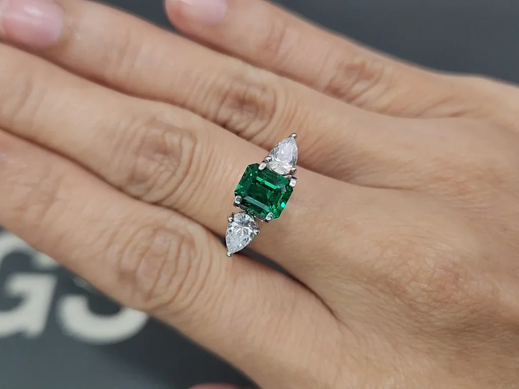 Émeraude taille octogonale vert vif 1,64 carat, Pakistan Image №5