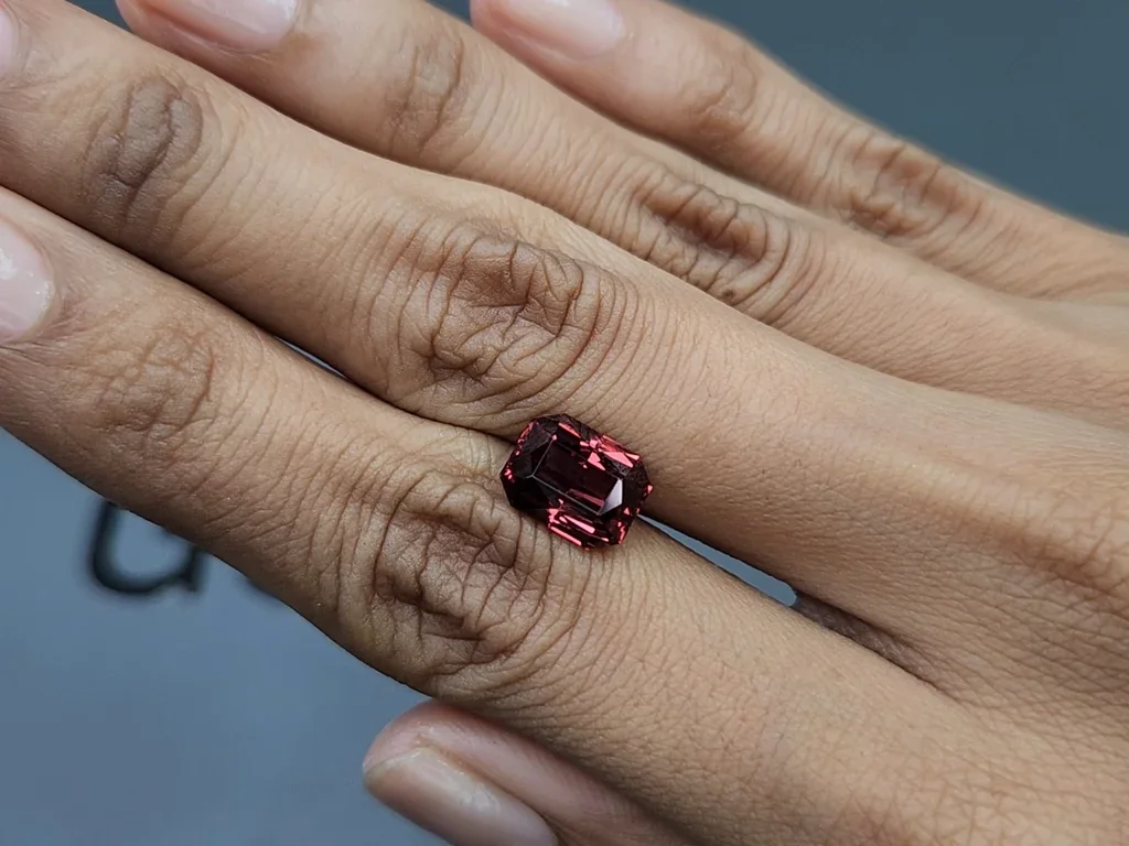 Grenat Malaya taille octogonale 4,62 carats, Tanzanie  Image №2