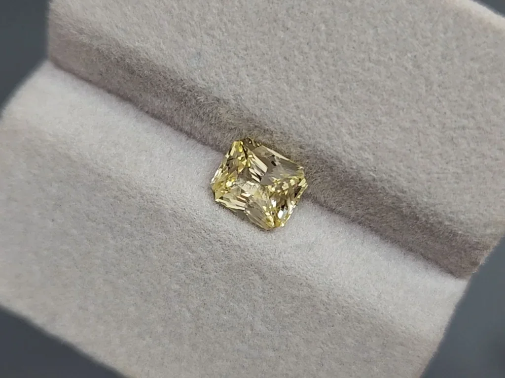 Saphir jaune pastel taille radiant 1,60 ct, Sri Lanka  Image №3