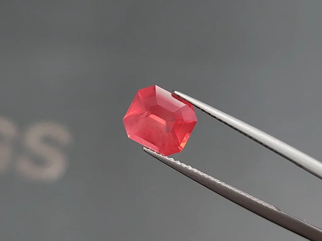 Spinelle Mahenge taille octogone laiteux 3,02 carats, Tanzanie Image №3