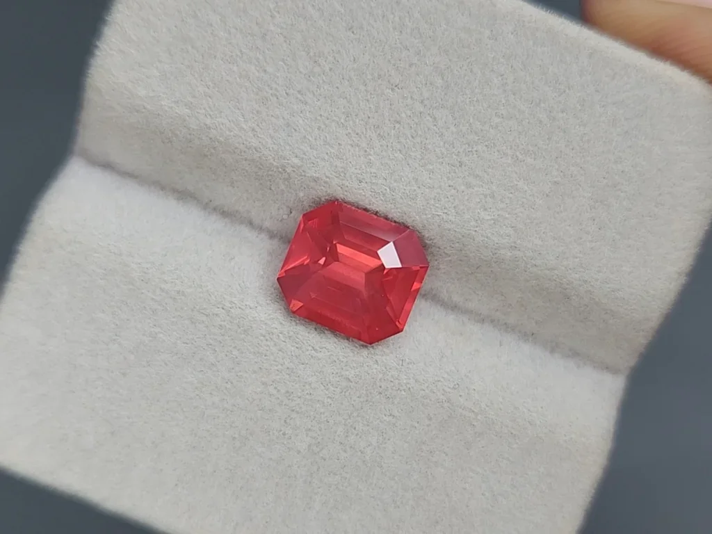 Spinelle Mahenge taille octogone laiteux 3,02 carats, Tanzanie Image №4