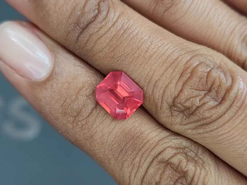 Spinelle Mahenge taille octogone laiteux 3,02 carats, Tanzanie Image №2