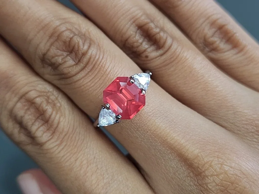 Spinelle Mahenge taille octogone laiteux 3,02 carats, Tanzanie Image №5